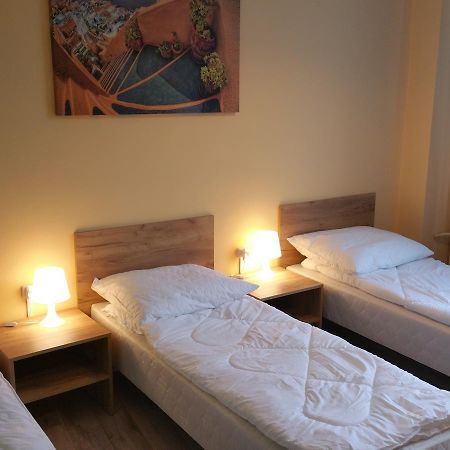 Kaktus Guest House 2 Варшава Екстериор снимка